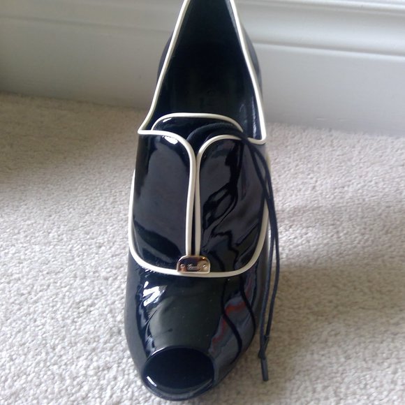 Used, like-new patent leather Gucci heels size 8C - Picture 5 of 5